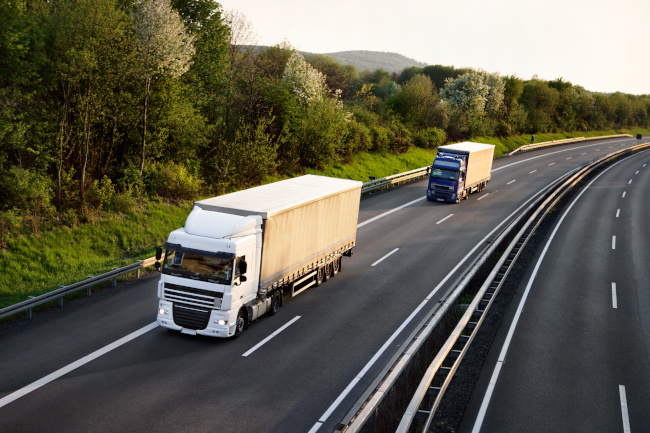 Zwei LKW auf der Autobahn