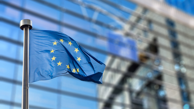 EU-Flagge vor Gebäude