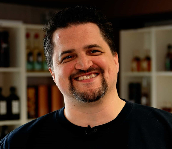 Lächelnder Mann vor Regalen