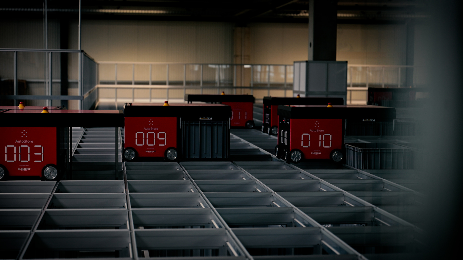 Kleine rote Kisten mit Nummern in Lagersortiersystem von Autostore