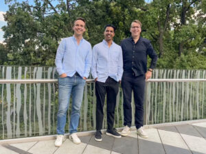 Dario Tato, Rajiv Laigsingh und Sebastian Evers stehen auf Terrasse