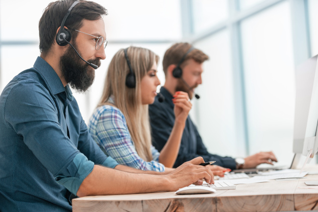 Drei Mitarbeiter beim Kundensupport