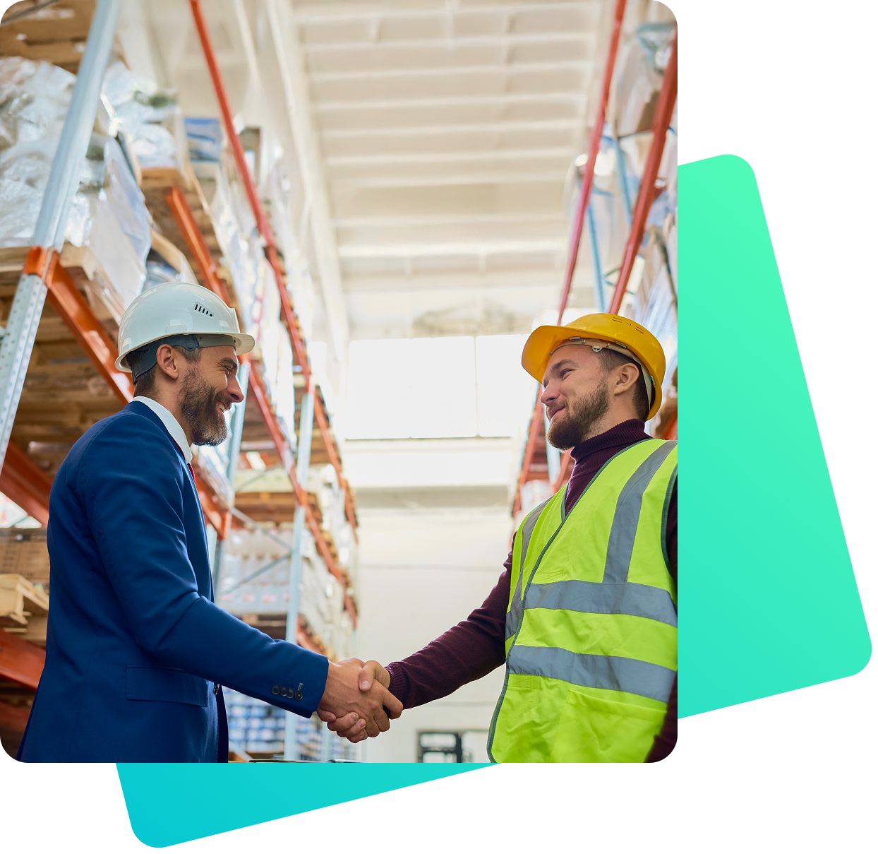 Zwei Männer stehen sich in einem Lager gegenüber und geben sich die Hand. Der eine trägt einen blauen Anzug und weißen Schutzhelm, der andere eine gelbe Warnweste und einen gelben Helm. Sie lächeln einander an, umgeben von hohen Regalen mit Waren.