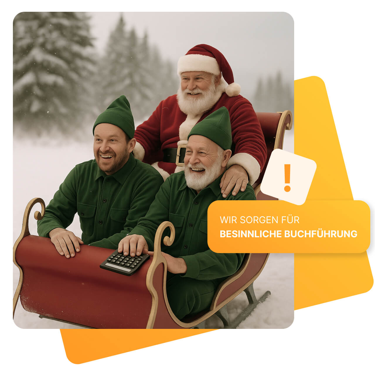 Der Weihnachtsmann sitzt lachend in einem roten Schlitten hinter zwei fröhlichen Wichteln in grüner Kleidung. Einer der Wichtel hält einen Taschenrechner in der Hand. Die verschneite Landschaft im Hintergrund wirkt ruhig und winterlich. Oben links steht in einem gelben Kasten: „WIR SORGEN FÜR BESINNLICHE BUCHFÜHRUNG“.