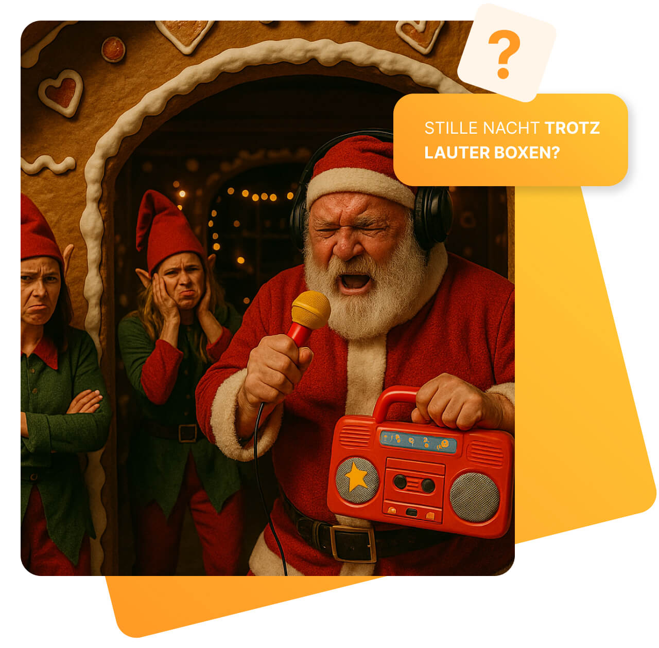 Ein Weihnachtsmann mit Kopfhörern singt laut in ein Mikrofon und hält einen roten Kinder-Kassettenrekorder. Hinter ihm stehen zwei Weihnachtswichtel mit genervtem Gesichtsausdruck und halten sich die Ohren zu. Die Szene spielt vor einem Lebkuchenhaus. Oben links steht in einem gelben Kasten: „STILLE NACHT TROTZ LAUTER BOXEN?“.