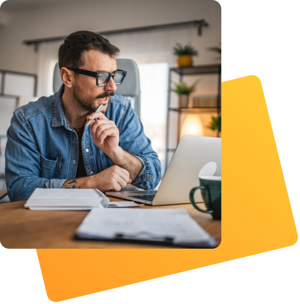 Mann am Laptop liest Datenschutz