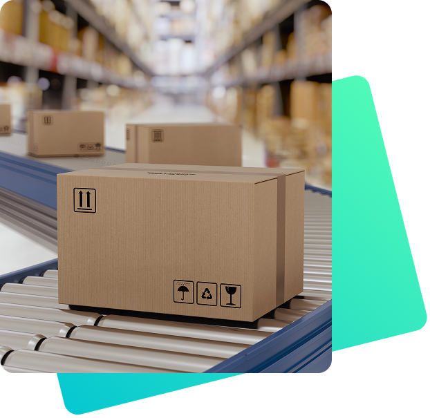 Versandkarton auf Förderband im Lager symbolisiert automatisierten Versandprozess