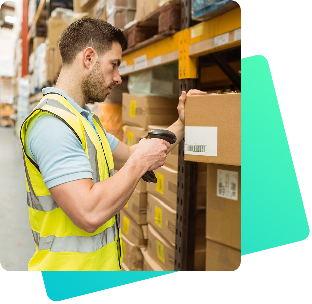 Logistikmitarbeiter scannt Barcode auf Paket im Lager zur Versandvorbereitung