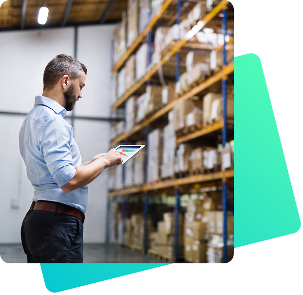 Mitarbeiter prüft Lagerbestände mit Tablet in einem Hochregallager