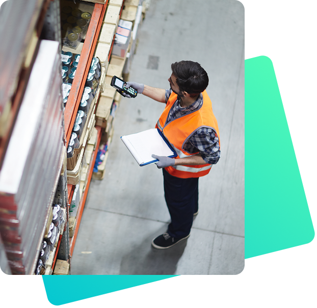 Lagerarbeiter scannt Artikel im Regal mit mobilem Gerät zur Bestandskontrolle