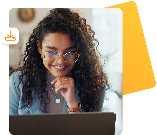 Frau liest Whitepaper auf dem Laptop