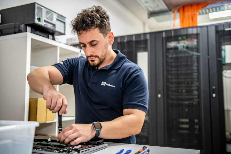 JTL-Mitarbeiter repariert Hardware.