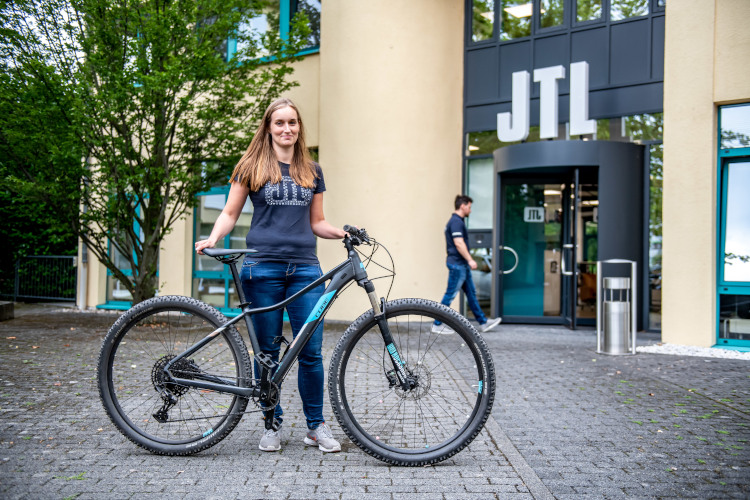 Mitarbeiter-Benefits: Eine JTL-Mitarbeiterin mit ihrem Jobrad.