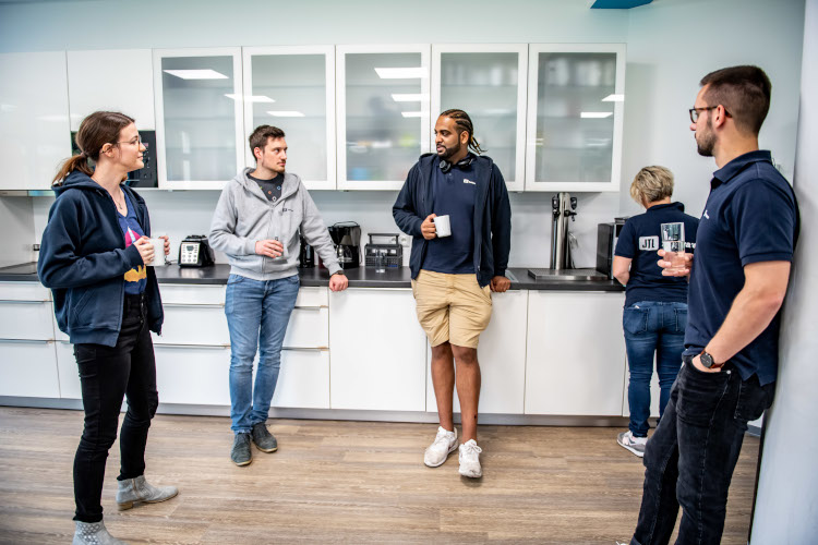 JTL-Mitarbeiter unterhalten sich in der Kaffeeküche