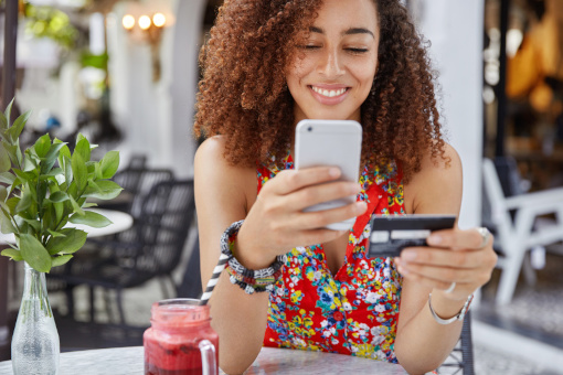 Social Commerce: Frau kauft mit dem Smartphone