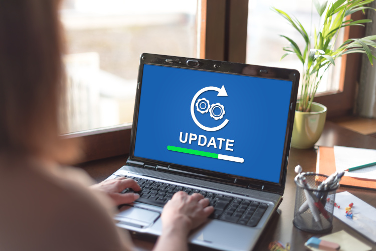 Frau am Laptop führt Update aus
