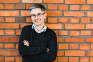 Ralph Schweiker vor Mauer