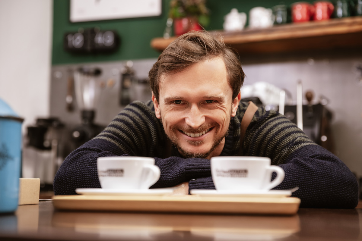 Der Kaffeehaendler freut sich ueber den Verkauf von Gutscheinen mit JTL-Vouchers.