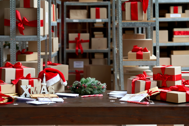 Kleines Lager mit Regalen voller Pakete für Weihnachten