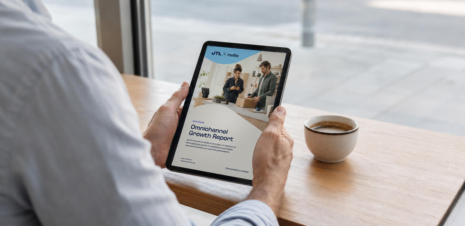 Mann liest den Omnichannel Growth Report von JTL und Mollie auf dem Tablet in einem Café