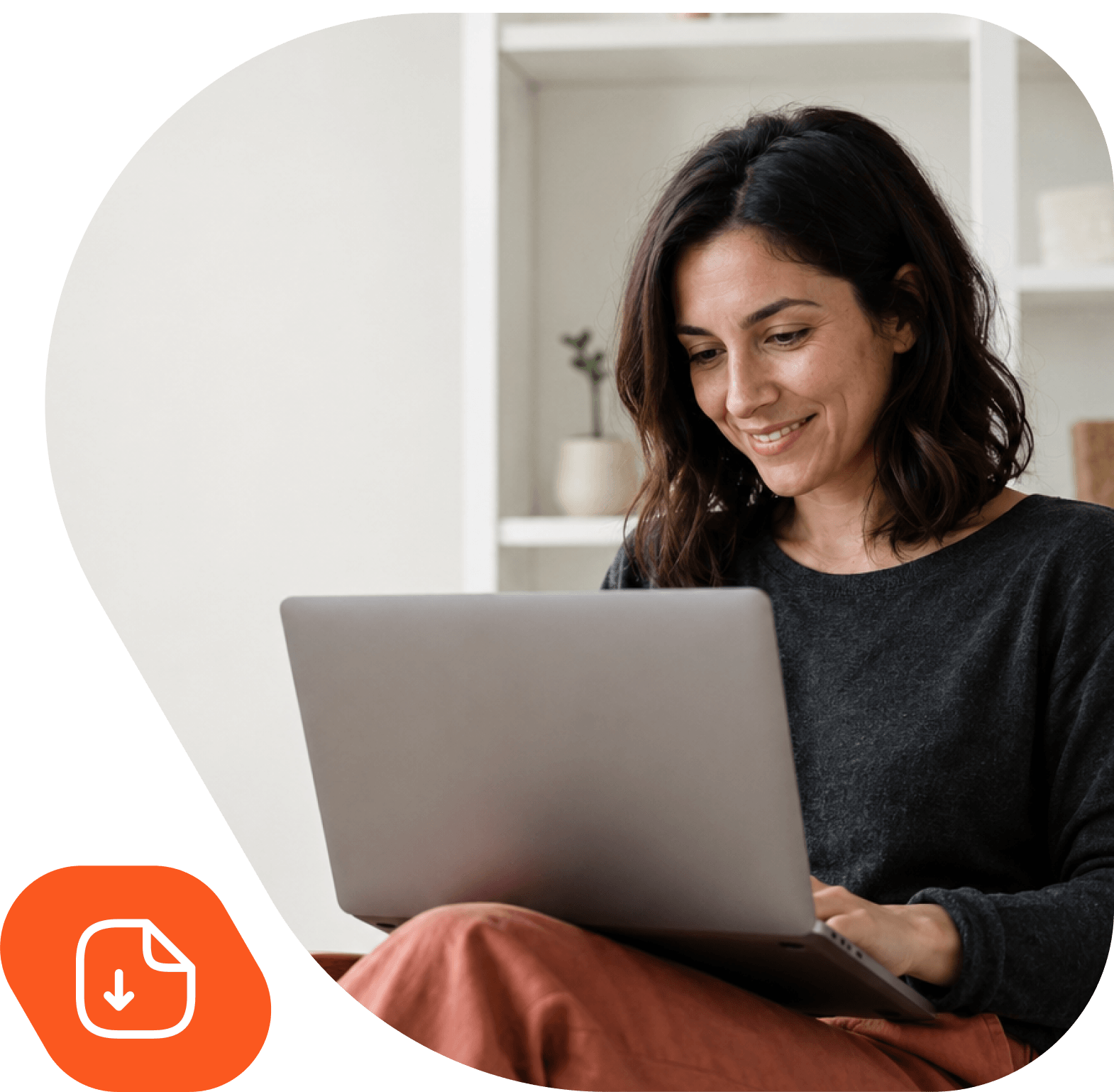 Eine lächelnde Frau sitzt mit einem Laptop auf dem Schoß in einem hellen Wohnraum. Unten links ein orangefarbenes Icon mit einem Dokument und Pfeil nach unten, das einen Download symbolisiert.